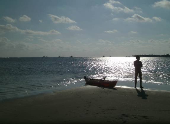 Admirando e explorando pequena praia em ilha na costa de Little Cayman, nas Ilhas Caiman